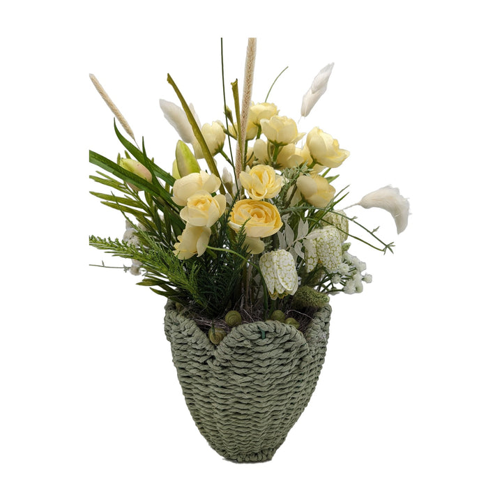 Freigestellt Frühlingsgesteck Ranunkeln Schachbrettblumen gelb creme im Korb