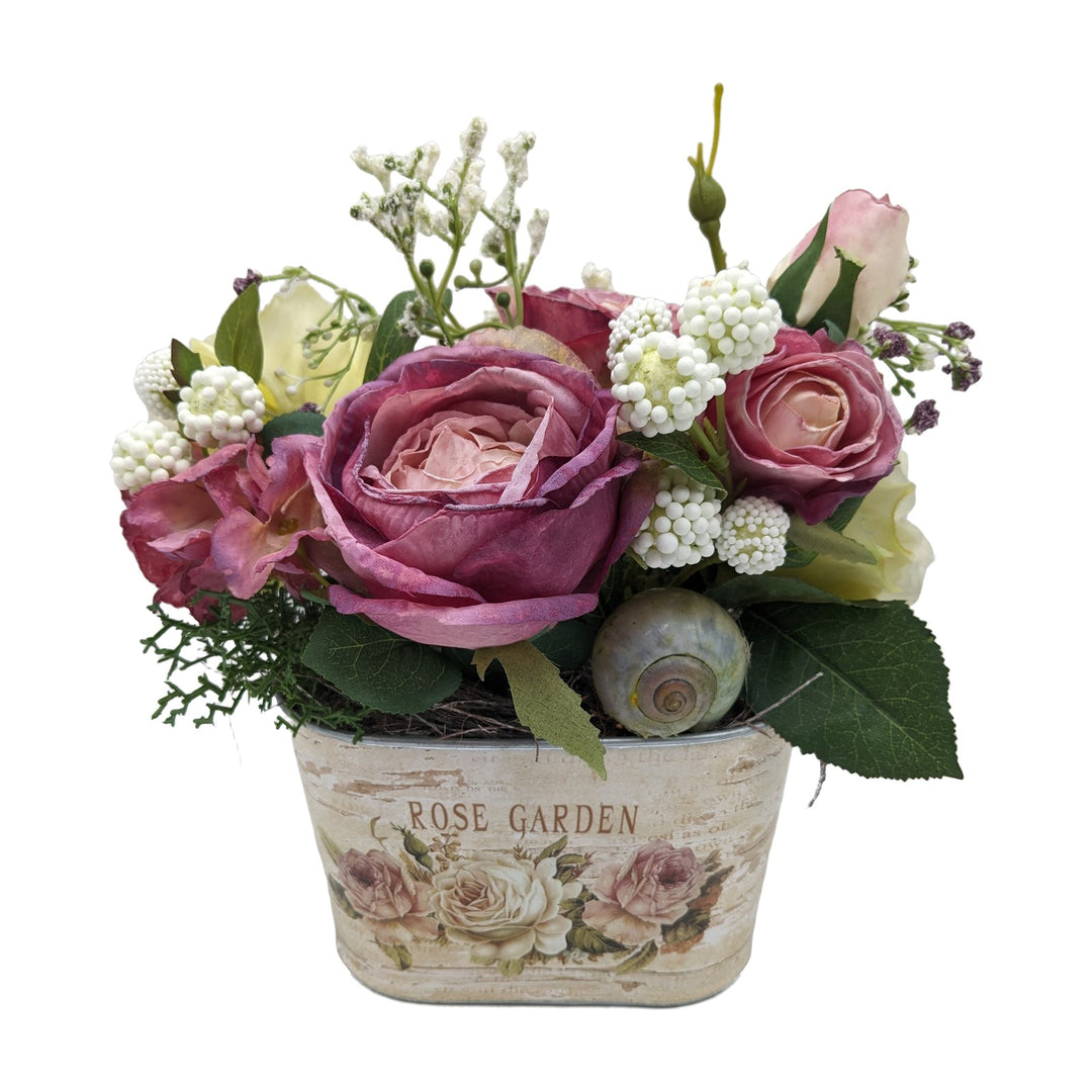 Freigestellt Sommergesteck Rosen Schnecke im Metalltopf rosa weiss