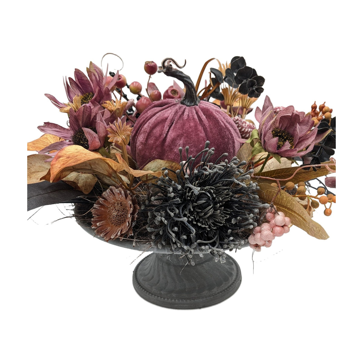 Freigestellt Herbstgesteck Kürbis Beeren Blüten altrosa schwarz