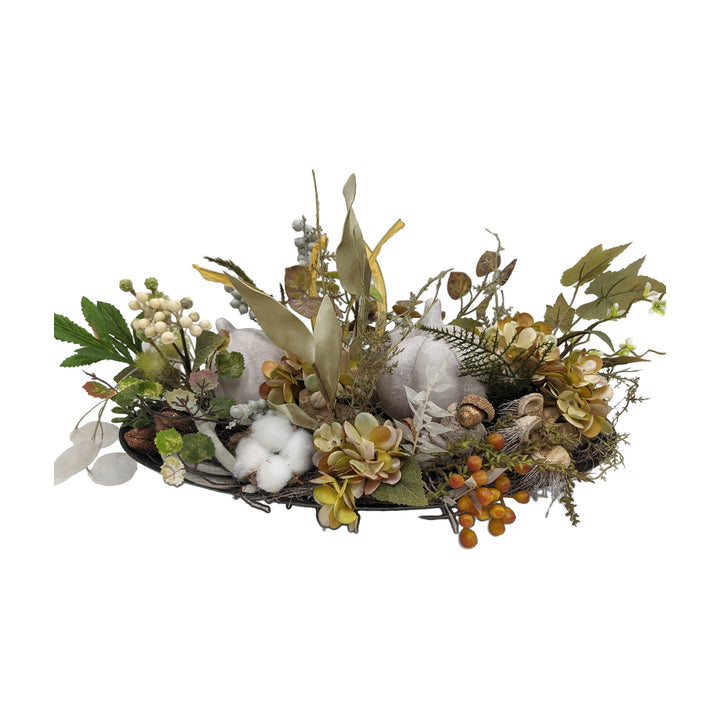 Freigestellt Herbstgesteck Kürbis Beeren Hortensie weiss creme