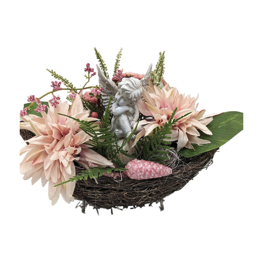 Freigestellt Trauergesteck Engel Dahlien Zapfen rosa creme