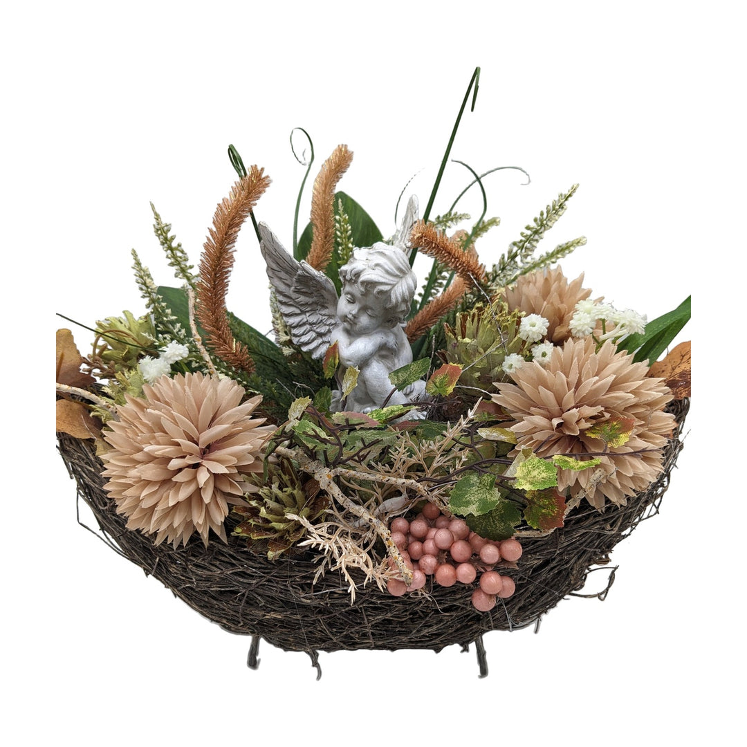 Freigestellt Trauergesteck Engel Dahlien Gräser apricot beige in Zweigschale