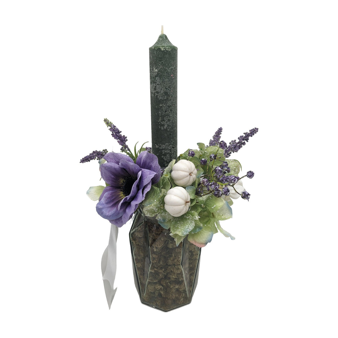 Freigestellt Herbstgesteck Lavendel Kürbis Hortensie lila weiß mit Kerze