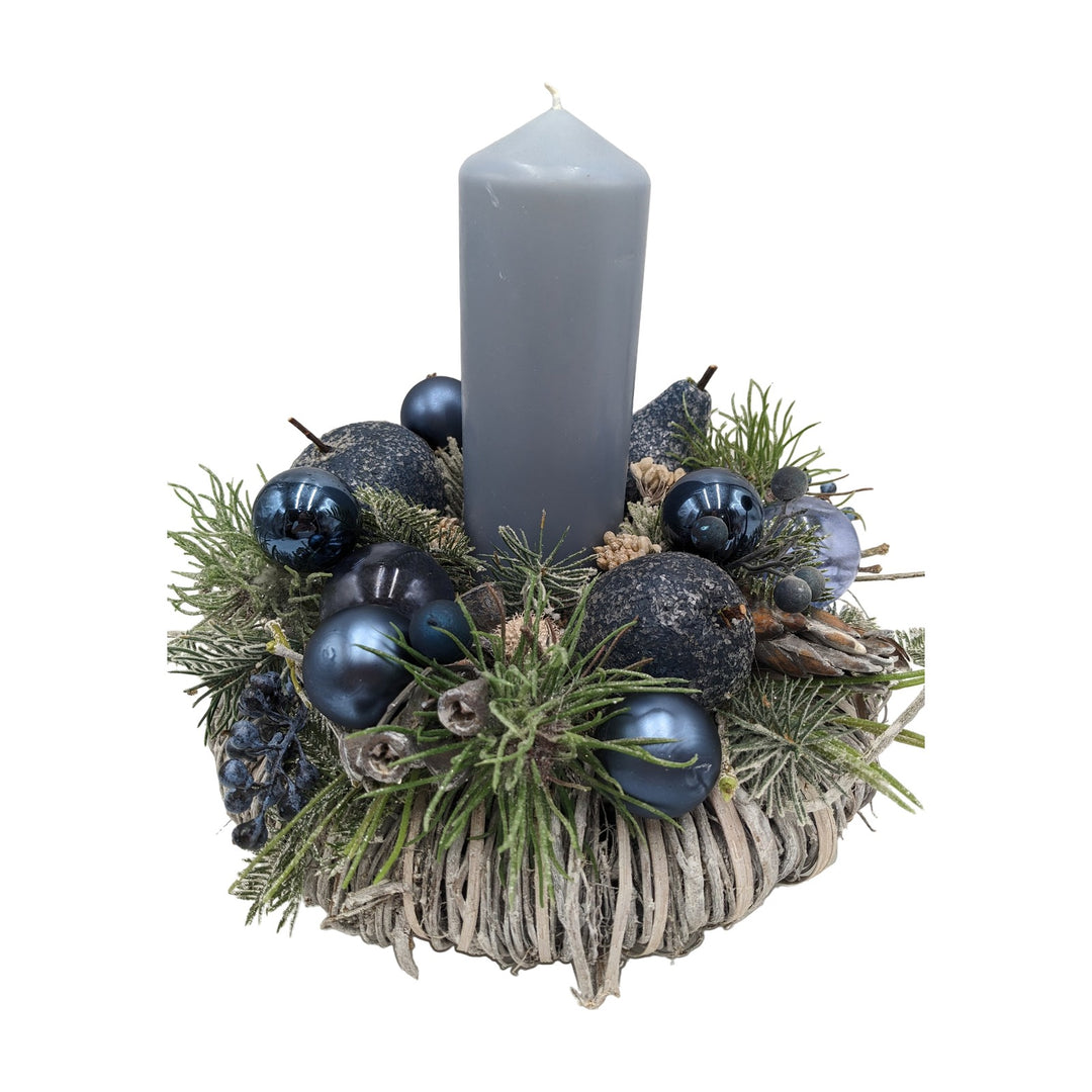 Freigestellt Weihnachtsgesteck Kugeln Äpfel Beeren blau grau mit Kerze