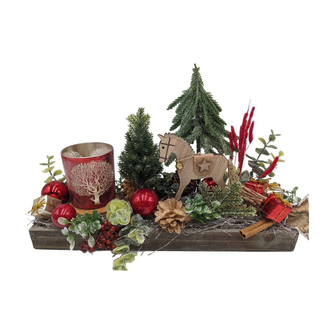 Freigestellt Weihnachtsgesteck Teelicht Schaukelpferd Geschenke Tannenbaum rot