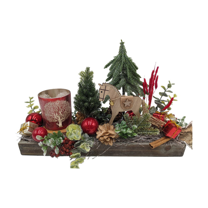 Freigestellt Weihnachtsgesteck Teelicht Schaukelpferd Geschenke Tannenbaum rot