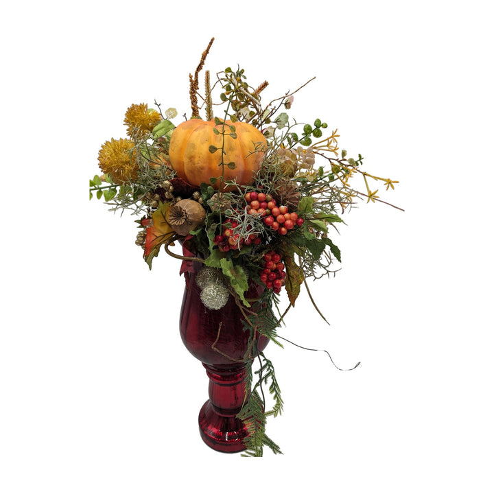 Freigestellt Herbstgesteck Kürbis Beeren Gräser orange rot in Glasvase