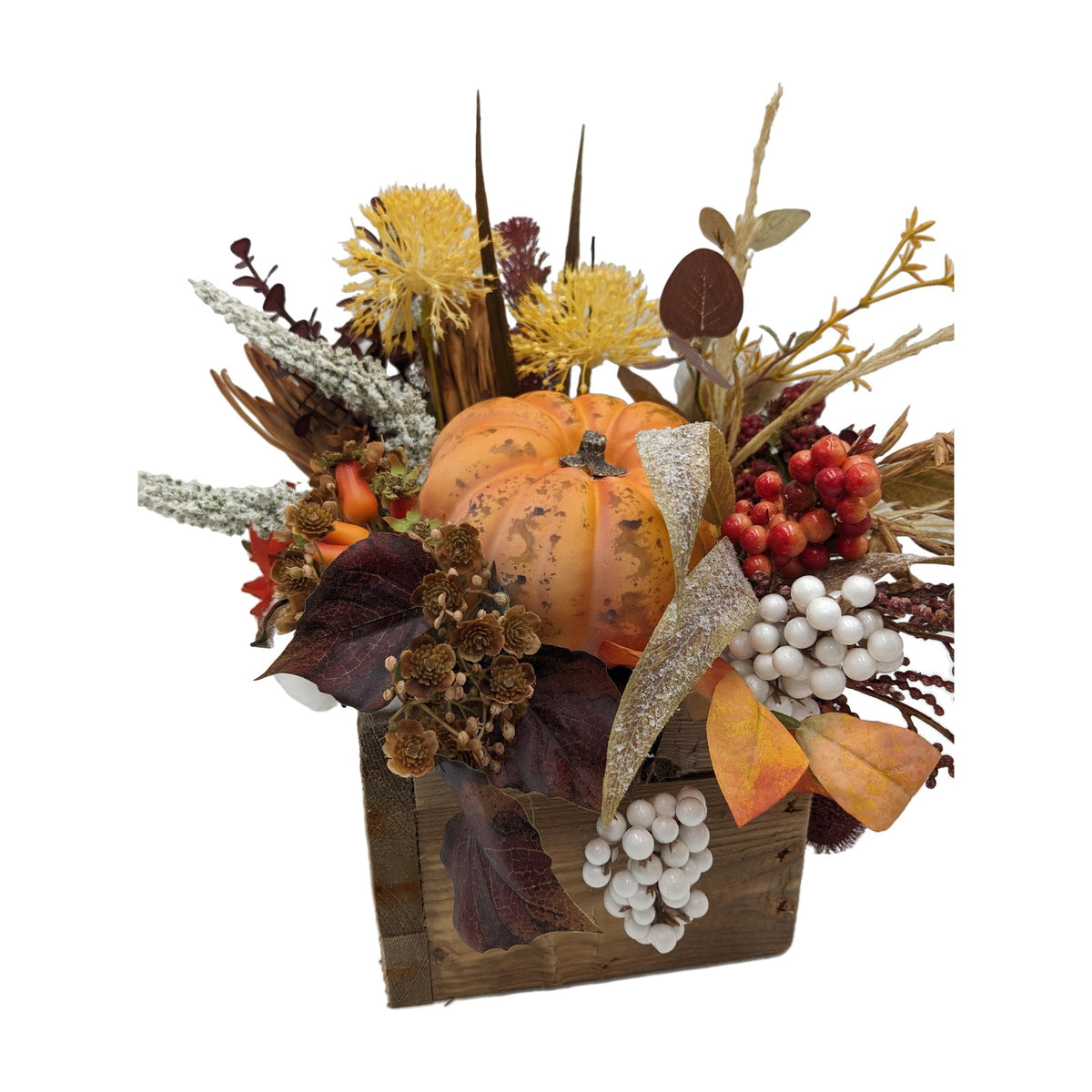 Freigestellt Herbstgesteck Kürbis Beeren Gräser orange gelb in Holzkiste