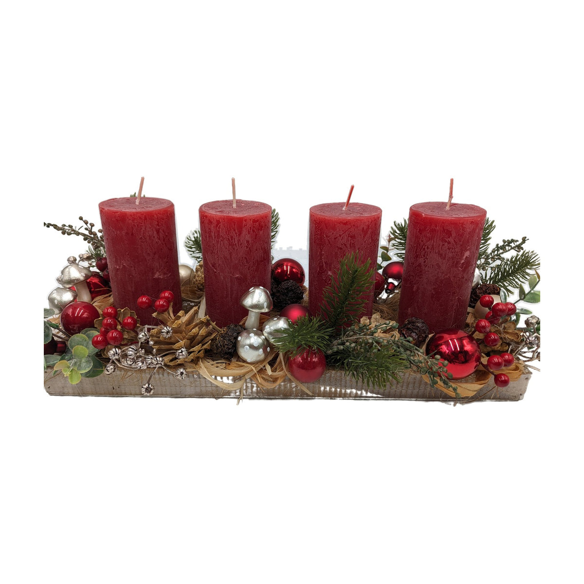 Freigestellt Adventsgesteck Pilze Zapfen Beeren rot mit 4 Kerzen