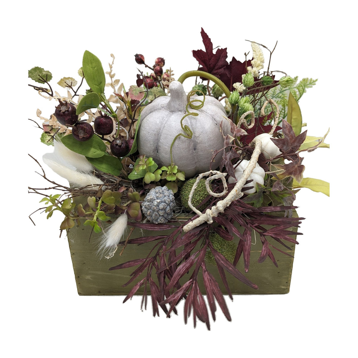 Freigestellt Herbstgesteck Kürbis Beeren Laub weiss bordeaux in Holzkiste
