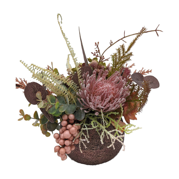 Freigestellt Herbstgesteck Protea Beeren Eukalyptus Farn altrosa braun