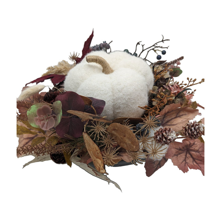 Freigestellt Herbstgesteck Kürbis Blätter Gräser Beeren creme braun