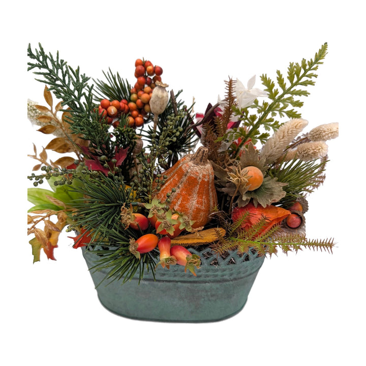 Freigestellt Herbstgesteck Kürbis Beeren Gräser orange grün in Metallschale
