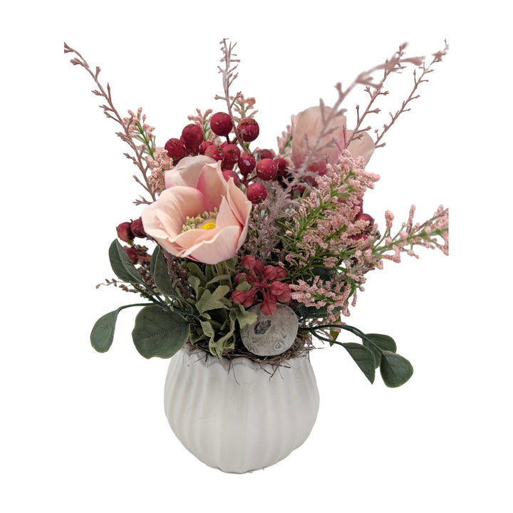 Freigestellt Frühlingsgesteck Anemone Beeren Zweige rosa altrosa