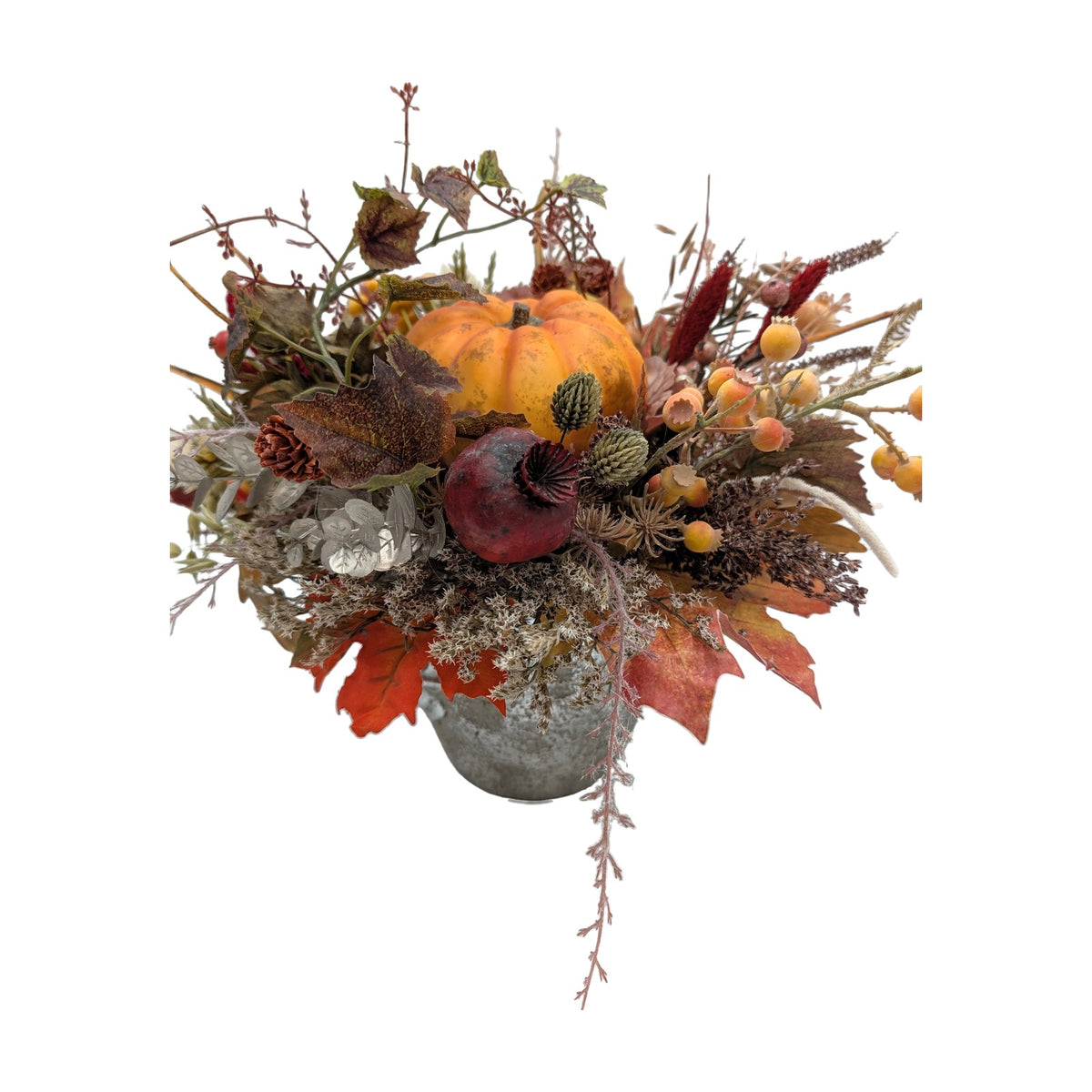Freigestellt Herbstgesteck Kürbis Beeren Ahornblätter Gräser orange silber