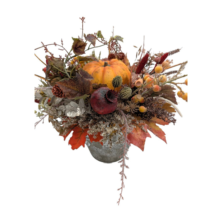 Freigestellt Herbstgesteck Kürbis Beeren Ahornblätter Gräser orange silber