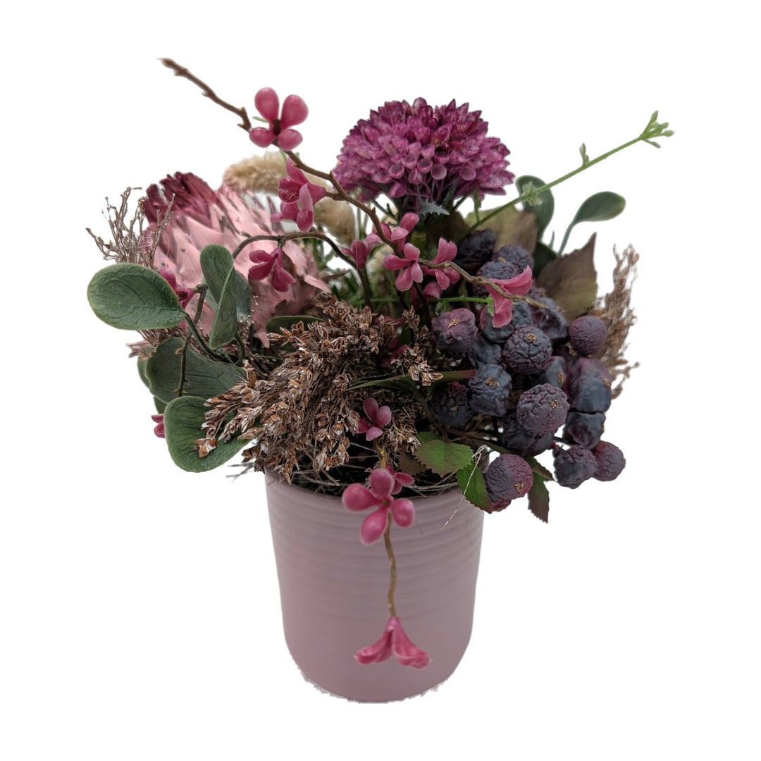 Freigestellt Frühlingsgesteck Artischocke Beeren Gräser rosa lila