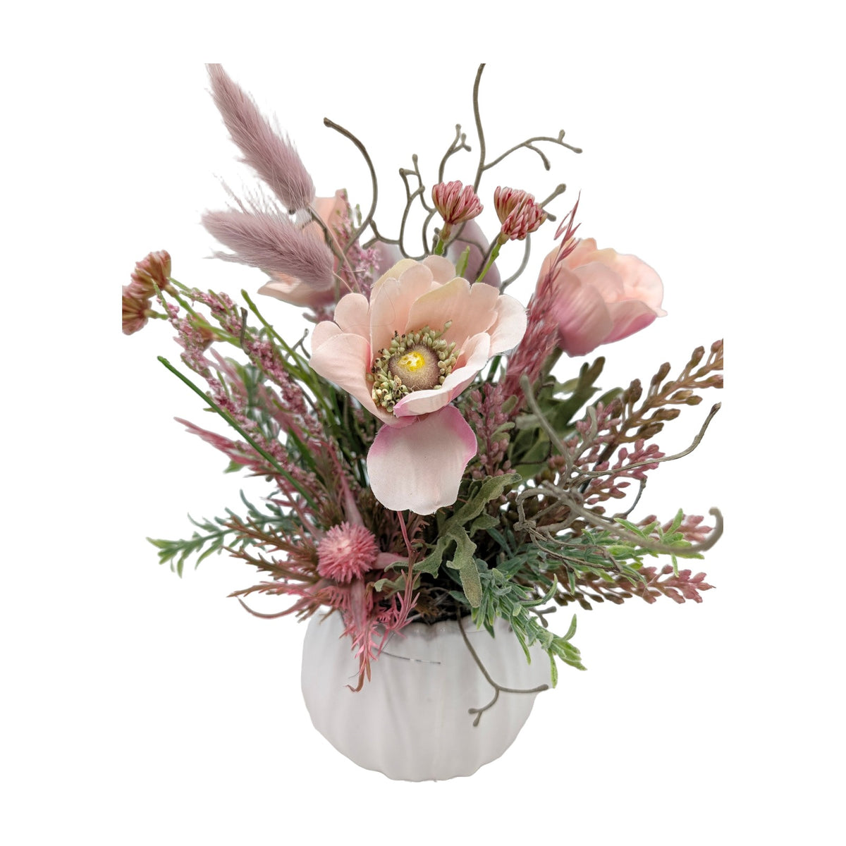 Freigestellt Frühlingsgesteck Anemone Gräser rosa in weißer Keramikvase