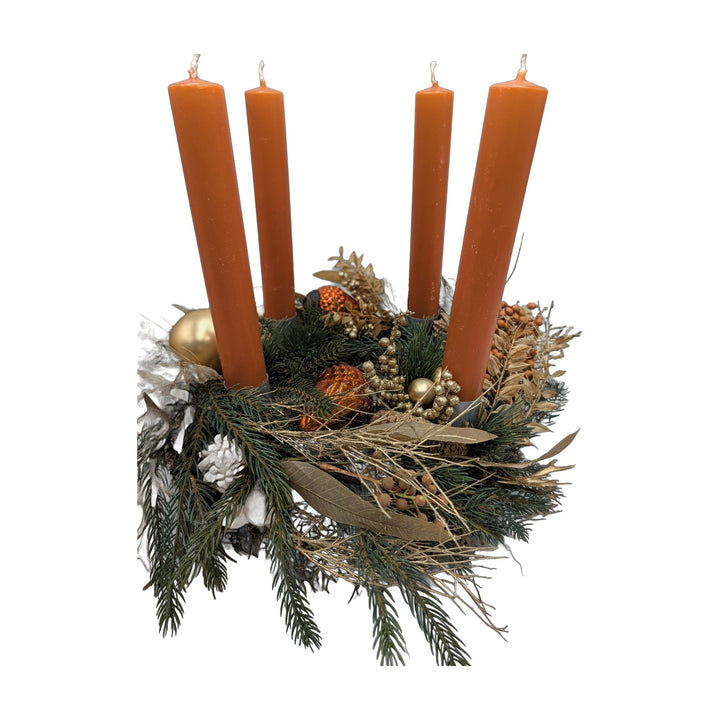 Freigestellt Adventskranz Stabkerzen Tanne Kugeln Zapfen orange gold