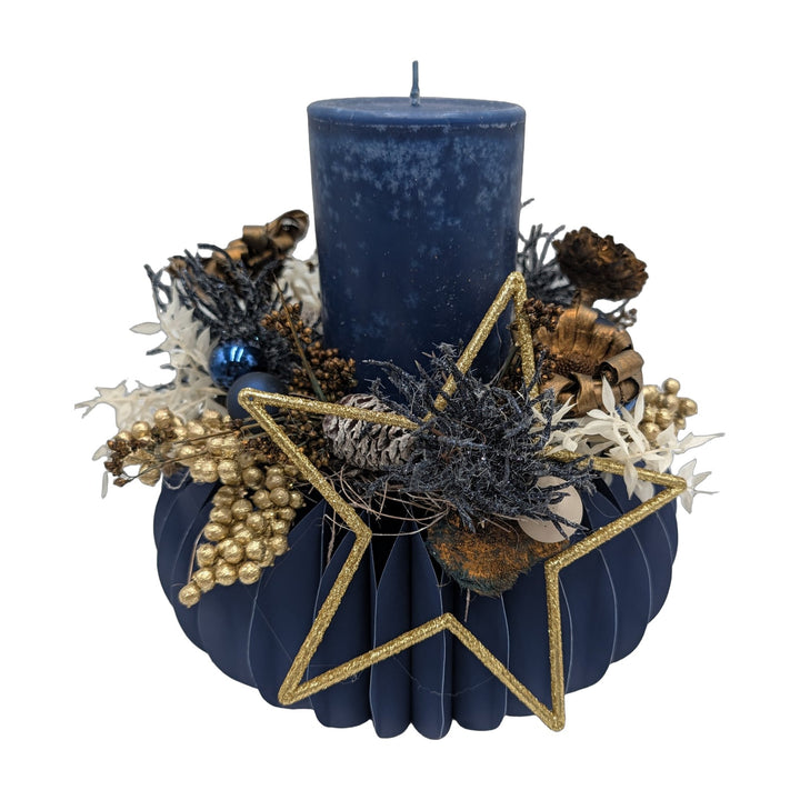 Freigestellt Weihnachtsgesteck Stern Zapfen Beeren blau gold mit Kerze