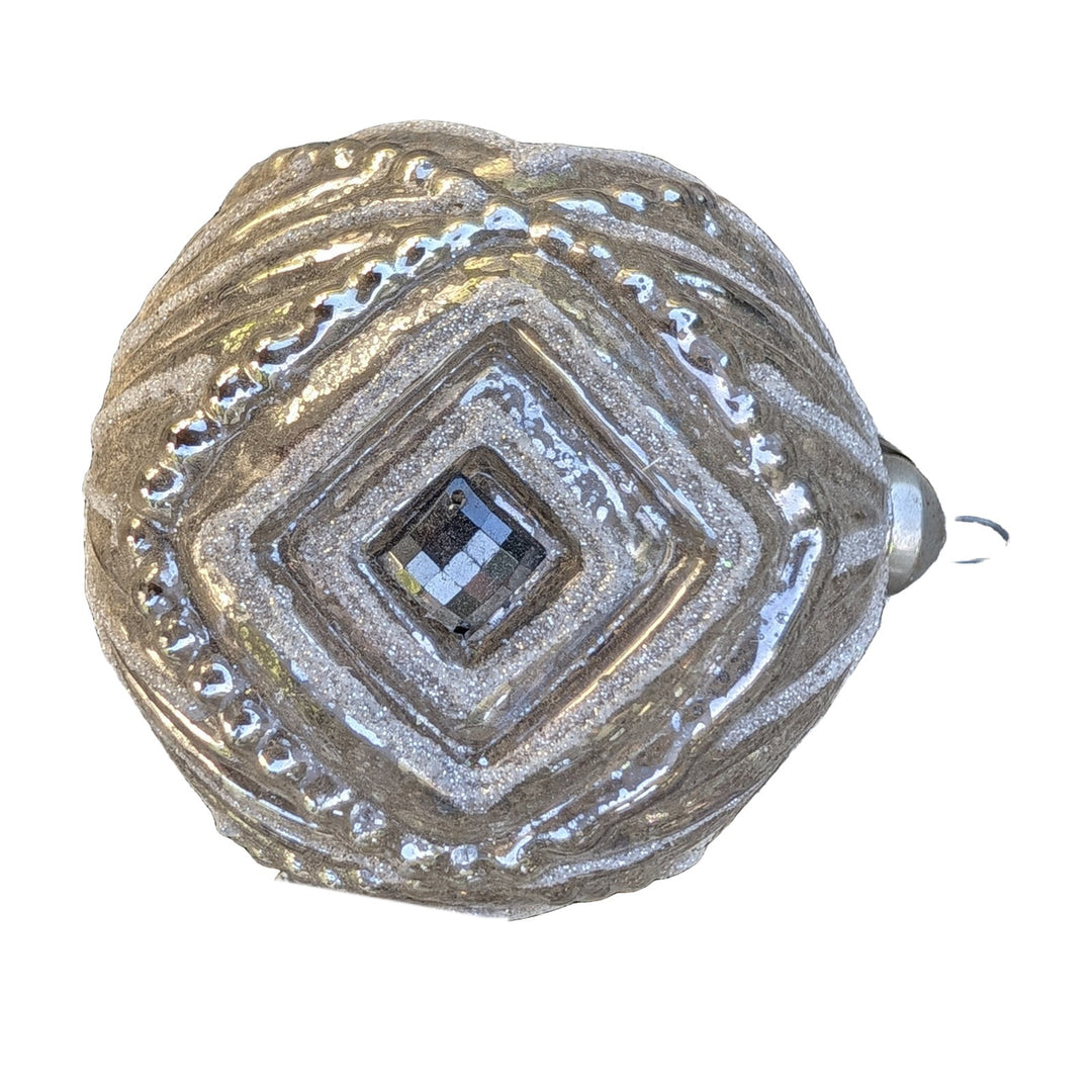 Freigestellt Christbaumkugel Rautenrelief silber Baumschmuck