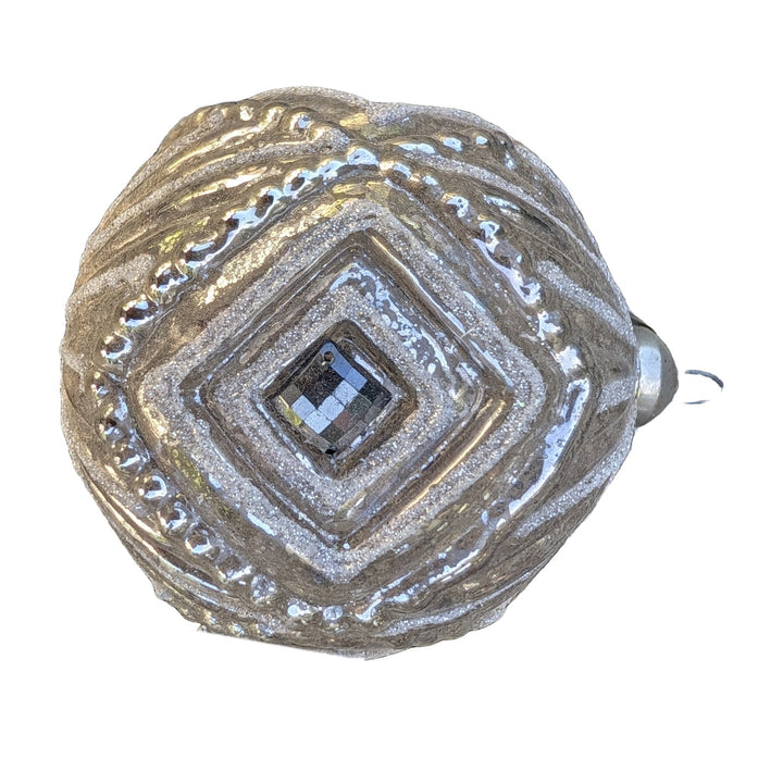 Freigestellt Christbaumkugel Rautenrelief silber Baumschmuck