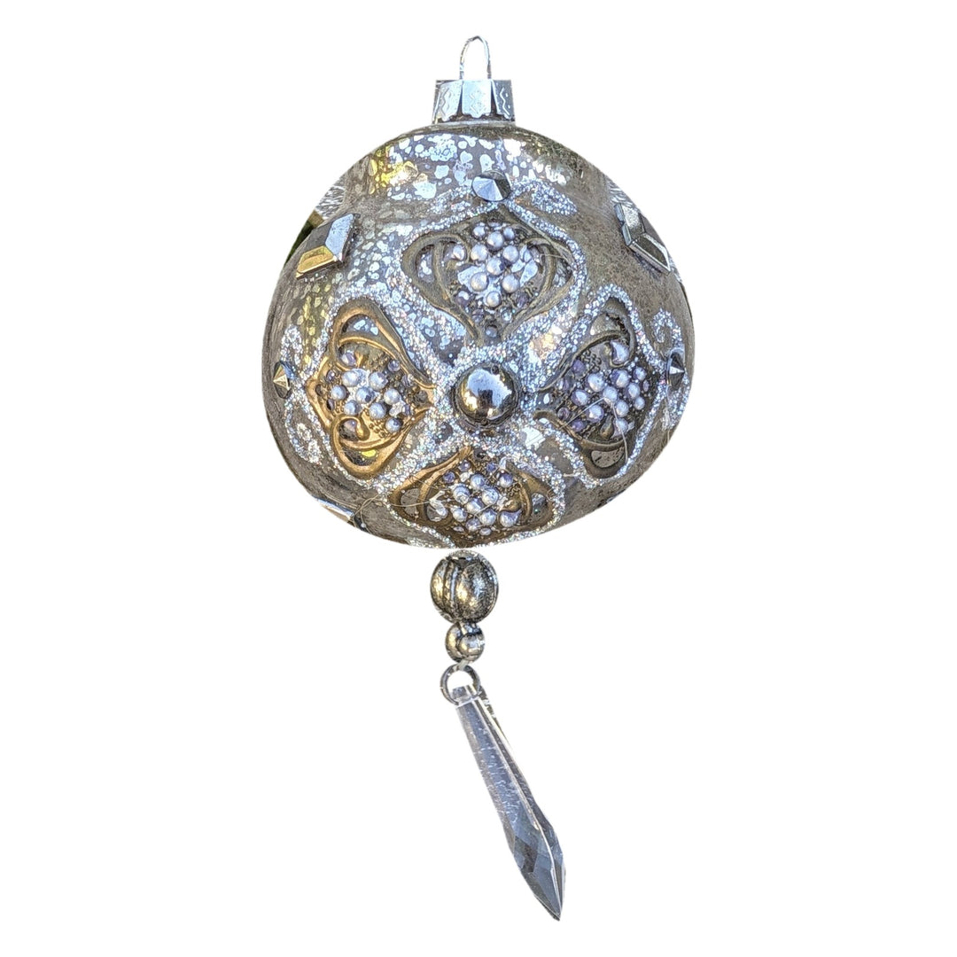 Freigestellt Christbaumkugel Glas Ornament silber gold mit Kristallanhänger 8 cm