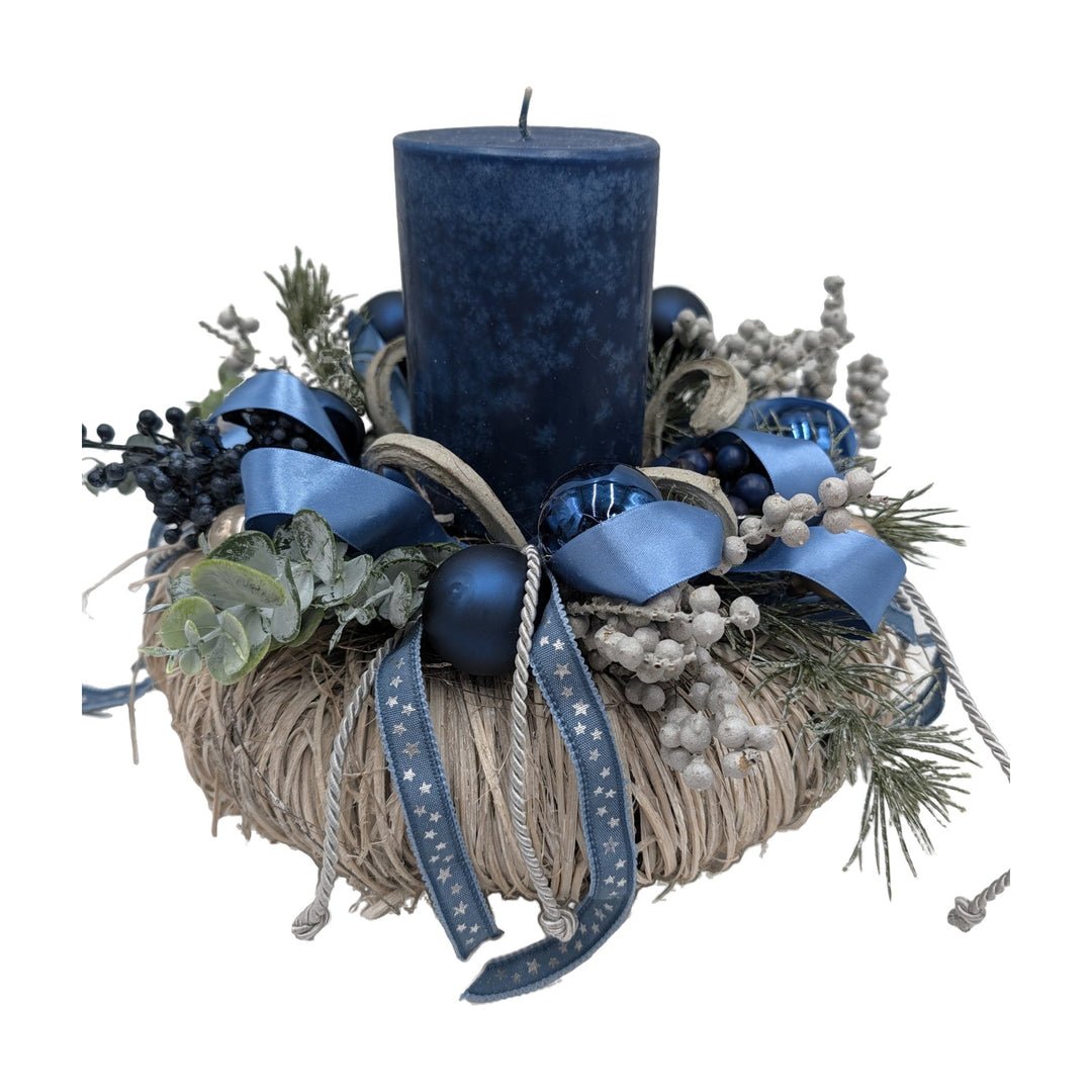 Adventsgesteck blau creme mit Kerze & Kugeln, 28 cm