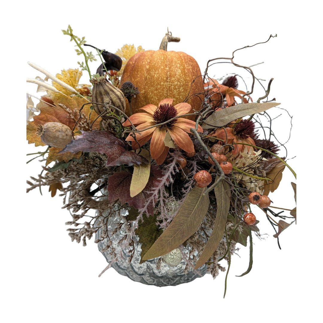 Freigestellt Herbstgesteck Kürbis Blüten Beeren orange silber