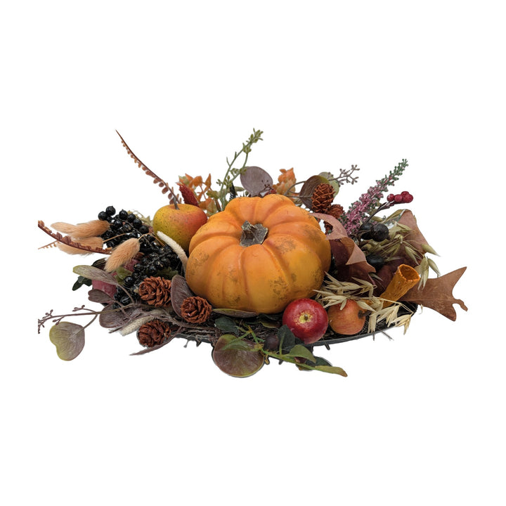 Freigestellt Herbstgesteck Kürbis Heide Zapfen Äpfel orange braun