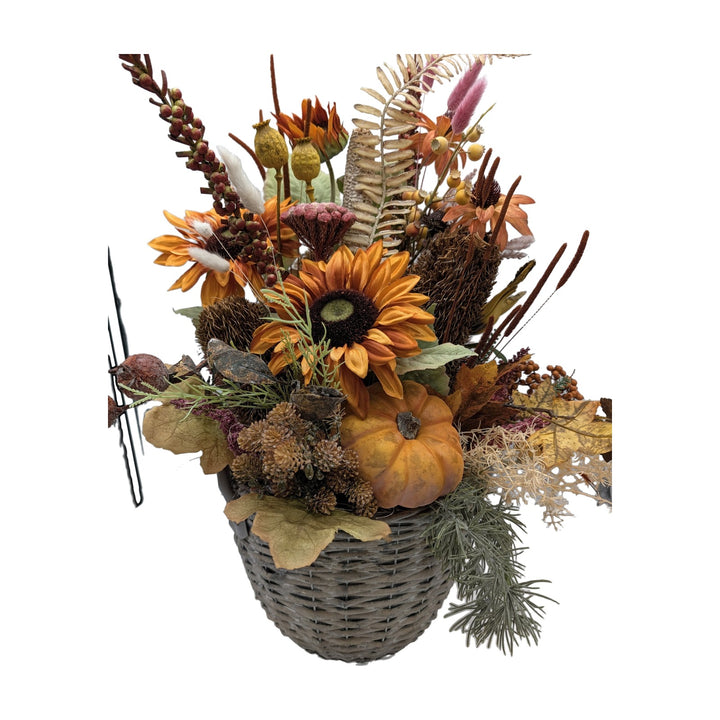 Freigestellt Herbstgesteck Sonnenblumen Kürbis Beeren orange braun im Korb