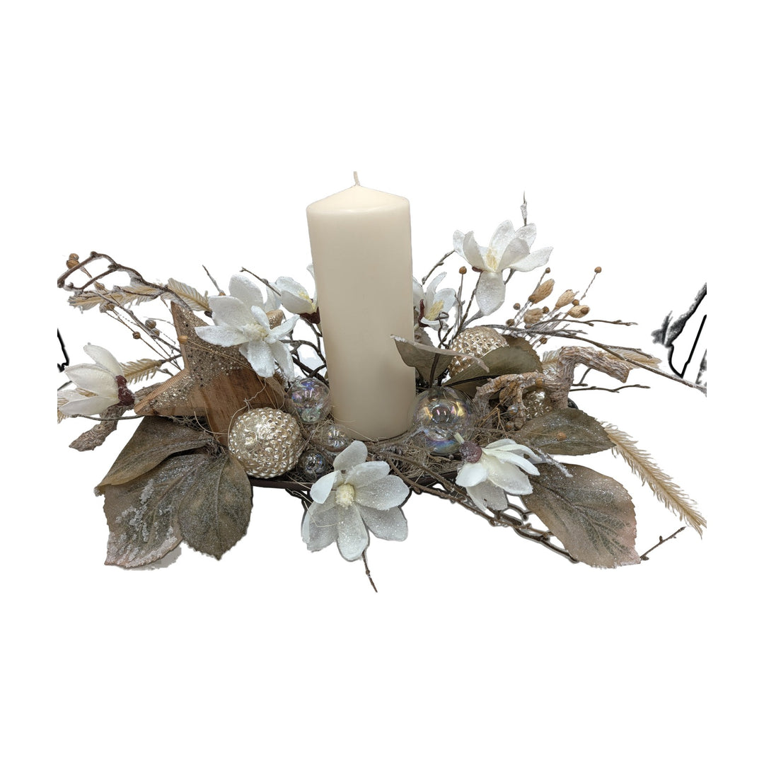 Freigestellt Wintergesteck Magnolien Kugeln Stern creme weiß