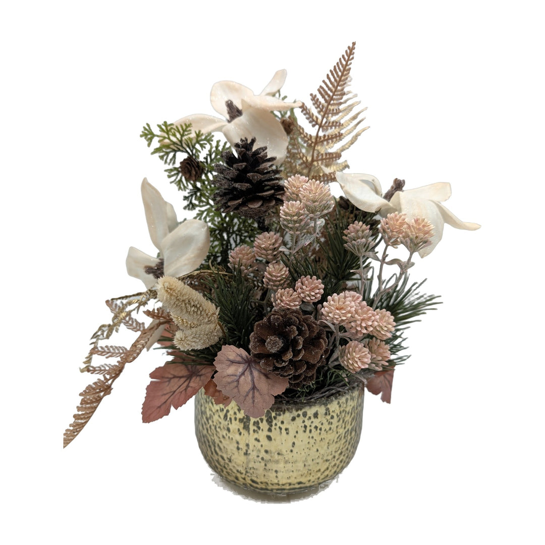 Freigestellt Wintergesteck Magnolien Zapfen Farn creme rosa