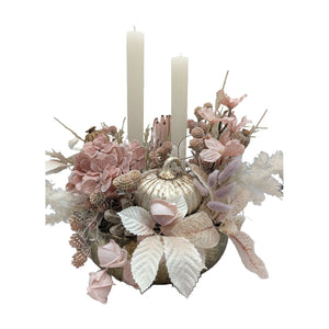 Freigestellt Herbstgesteck Kürbis Hortensien Rosen rosé creme mit Kerzen