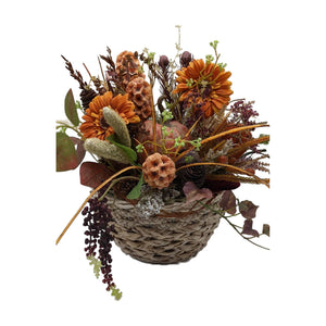 Freigestellt Herbstgesteck Kürbis Gerbera Beeren Gräser im Korb orange braun