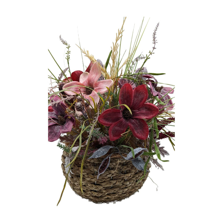 Freigestellt Herbstgesteck Magnolie Heide Gräser rosa rot im Korb
