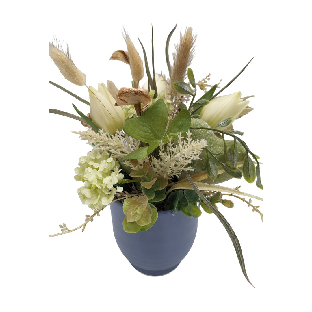 Freigestellt Frühlingsgesteck Tulpen Herz Hortensie weiß grün im blauen Topf