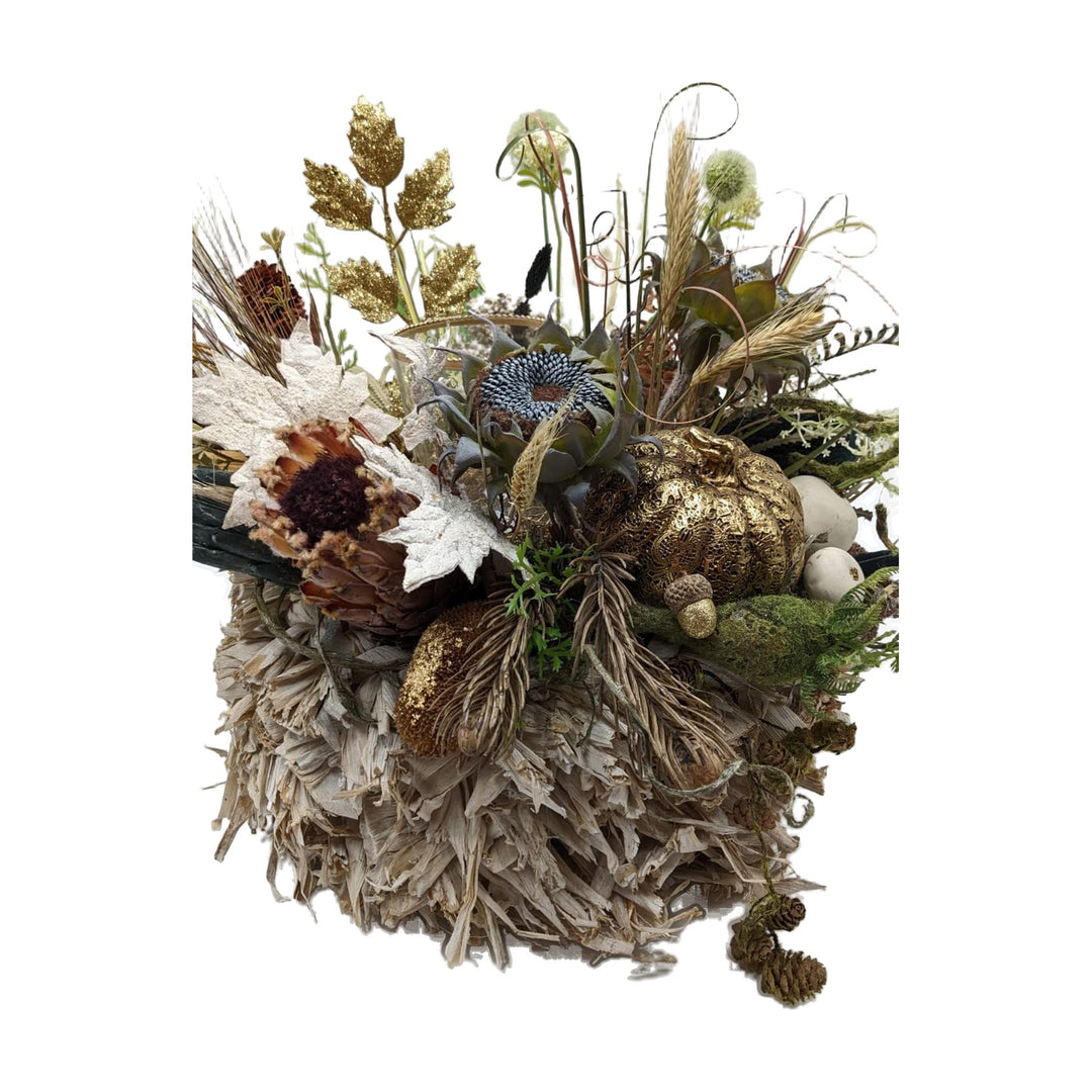 Freigestellt Herbstgesteck Kürbis Sonnenblume Zapfen Gräser Teelicht gold creme