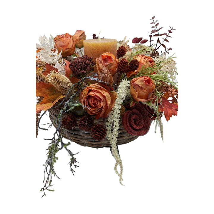 Freigestellt Herbstgesteck Korb Kerze Rosen Zapfen Laub Beeren Gräser orange ocker