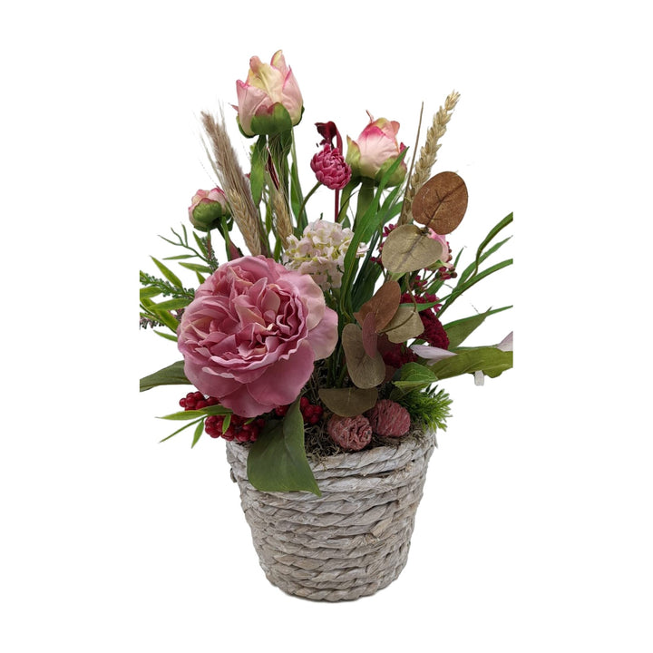 Freigestellt Herbstgesteck Rosen Beeren Gräser Heide rosa grün im Korb