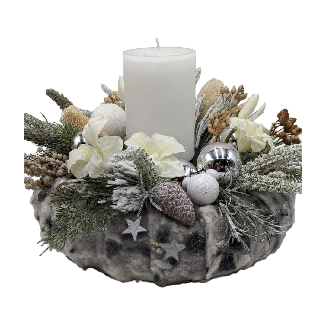 Freigestellt Weihnachtsgesteck Adventskranz Amaryllis Zapfen Kerze weiß grau silber