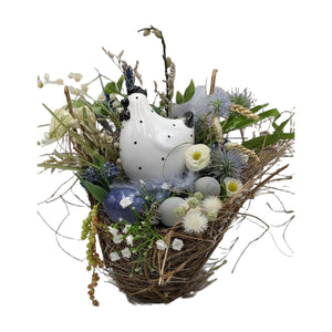 Freigestellt Ostergesteck Nest Huhn Eier Bellis Schachbrettblume blau weiß