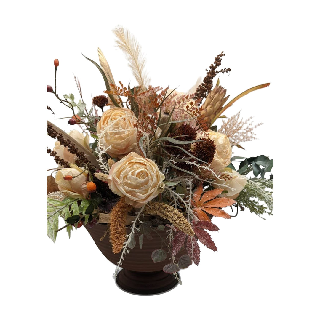 Freigestellt Herbstgesteck Rosen Federn Gräser Blätter apricot creme in Rostschale