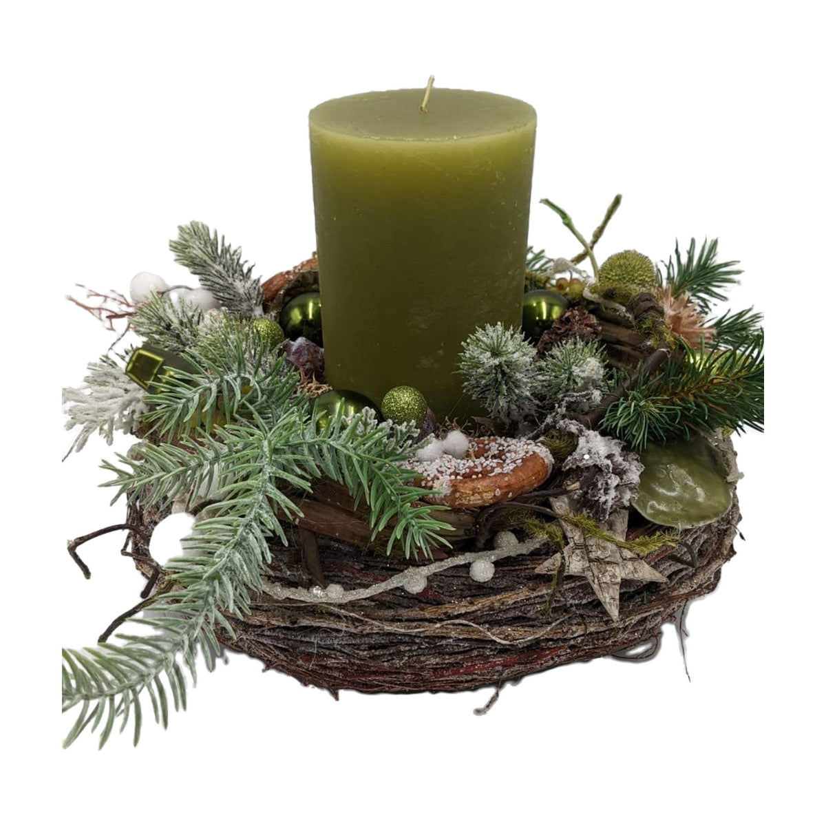 Freigestellt Wintergesteck Weihnachtsgesteck Tischgesteck Kerze Kugeln Brezel grün weiß