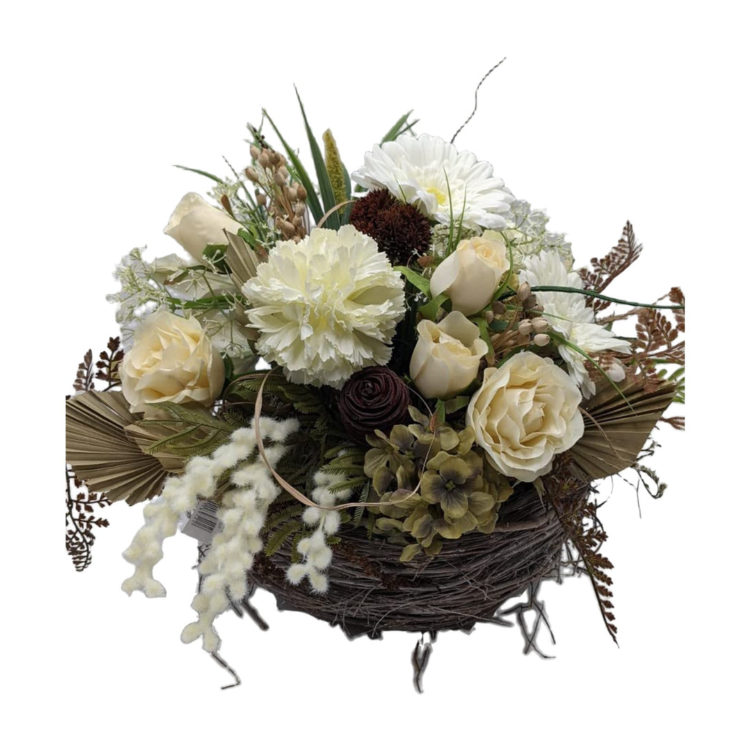 Freigestellt Herbstgesteck Rosen Nelke Hortensie Gräser weiß braun im Korb