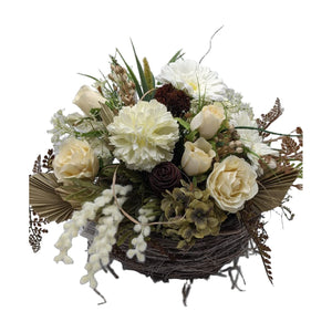 Freigestellt Herbstgesteck Rosen Nelke Hortensie Gräser weiß braun im Korb