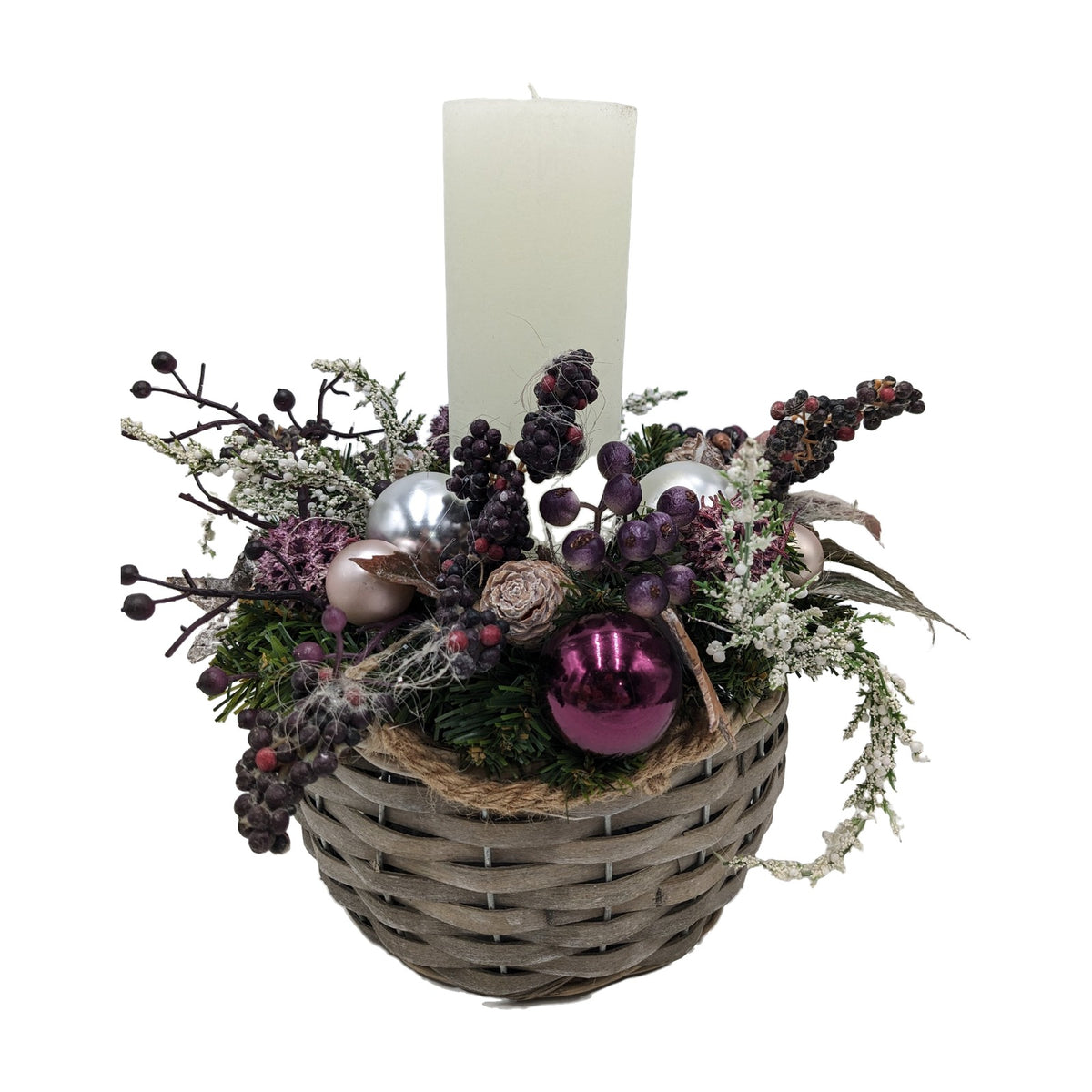 Freigestellt Wintergesteck Korb Beeren Kugeln Kerze lila weiss