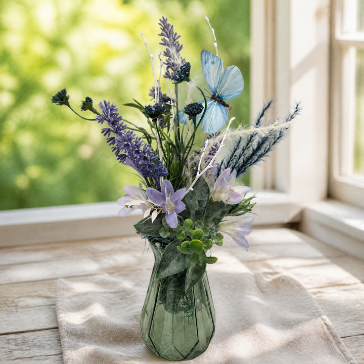 Szene Tischgesteck Sommergesteck Lavendel Schmetterling Gräser lila blau