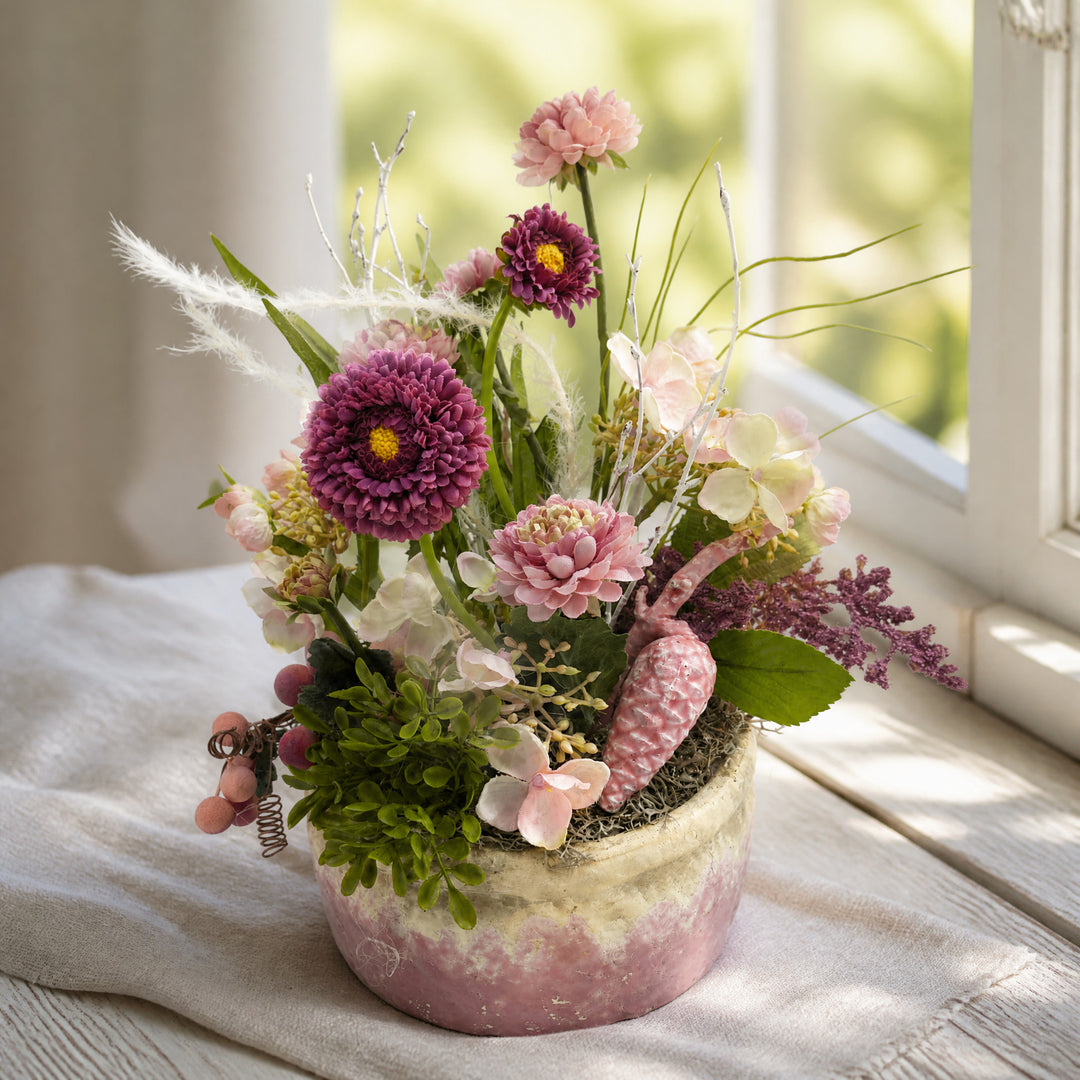 Szene Tischgesteck Chrysanthemen Hortensien Bellis Zapfen rosa weiß