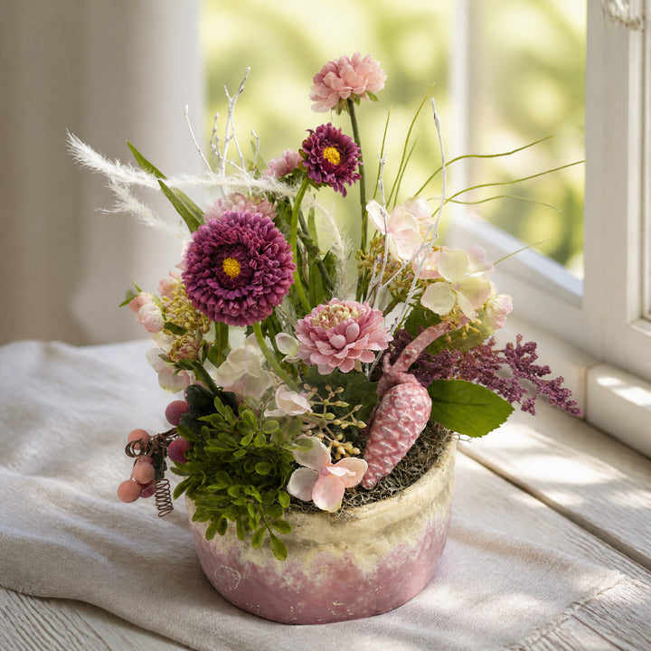 Szene Tischgesteck Chrysanthemen Hortensien Bellis Zapfen rosa weiß